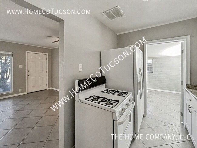 Building Photo - 2404 E Cameron Vista