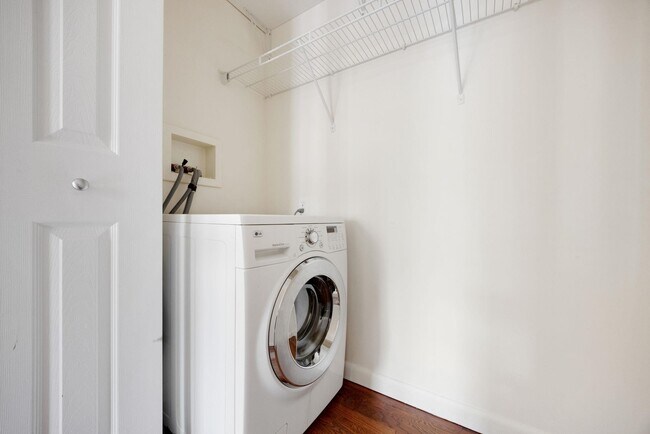 Building Photo - 341 Monmouth St