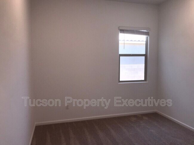 Building Photo - 10918 W Yates Ln