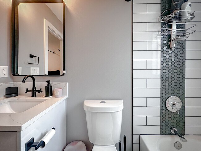 Building Photo - Modern 3 bed/ 2.5 bath townhome in Ballard!