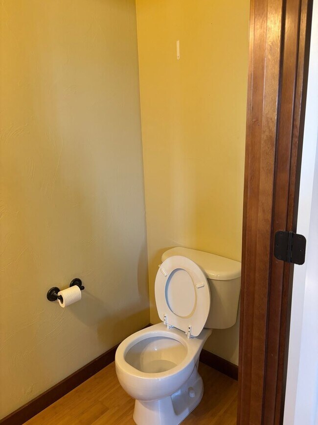 Building Photo - FIRST MONTH'S RENT FREE! New lower rent $1850