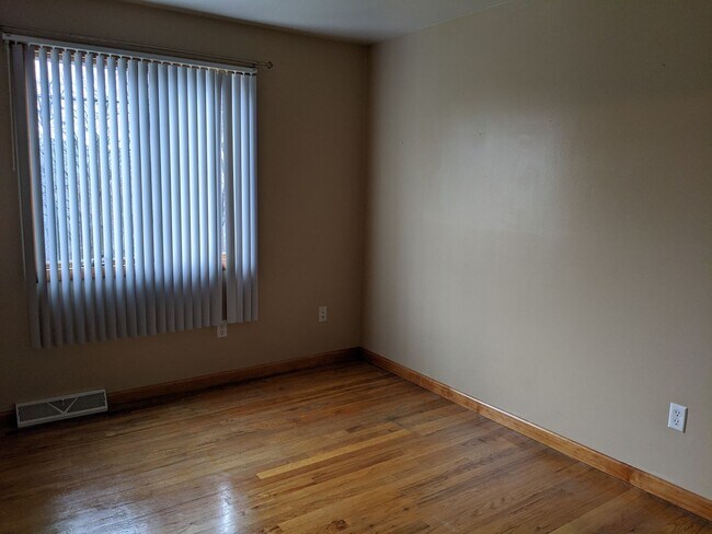 Building Photo - Great school district, three bedroom two b...