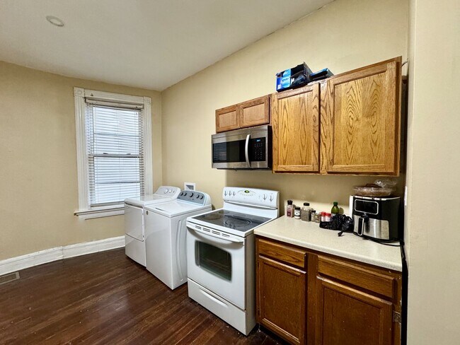 Building Photo - 4 Bed/2 bath UC Rental On Victor + Parking Only $695/person ($2780/mo)!