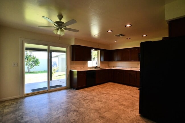 Building Photo - Mesa Gem with a large yard, storage and fr...