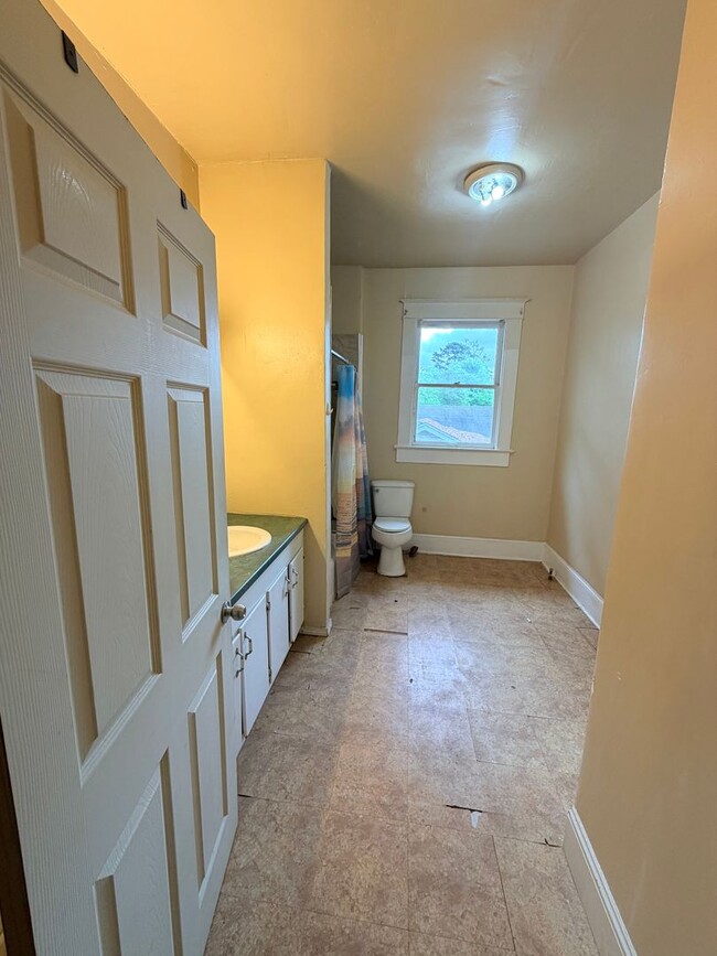 Building Photo - Beautiful 2 Bedroom unit in Highland - Water and Gas included!