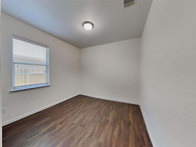 Building Photo - 2037 Vanamen Ct