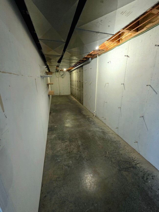 Building Photo - Large 4 Bed / 3 Bath House in Residential ...