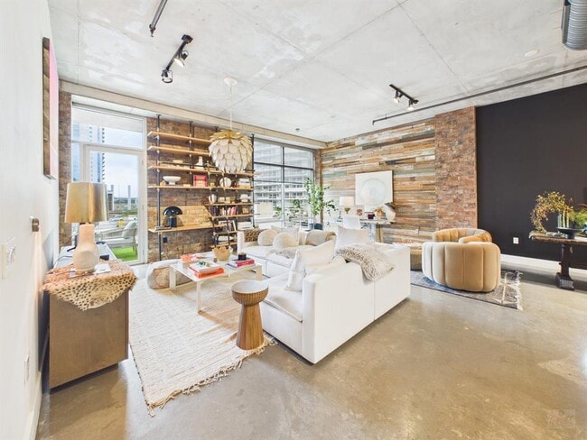 Building Photo - 800 W 5th St