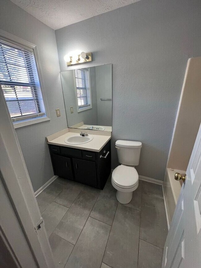Building Photo - READY NOW!!! 2 Bedroom 2 Bath Ranch Duplex!!!