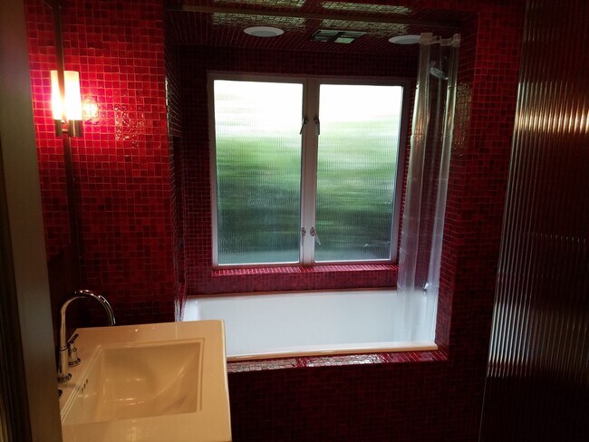 Building Photo - WINTER SPECIAL: Beautiful Hidden Gem Moder...