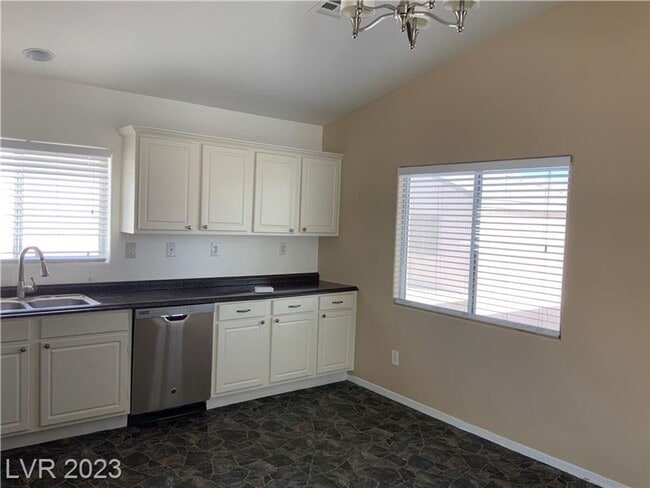 Building Photo - CHARMING SPLIT LEVEL HOME. FEATURING OPEN FAMILY ROOM