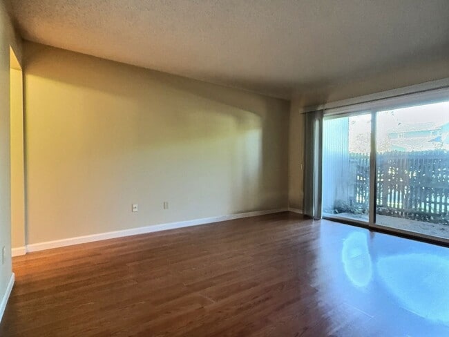 Building Photo - 3 BD/2 BA Gorgeous Pet-Friendly Home in Fa...