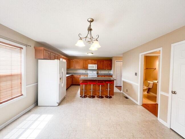 Building Photo - 3 Bedroom 2 1/2 Bathroom Home with fenced ...