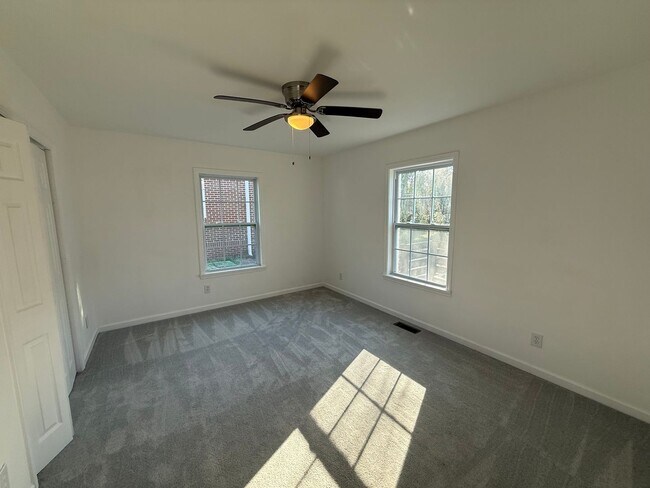 Building Photo - 208 Meadow St