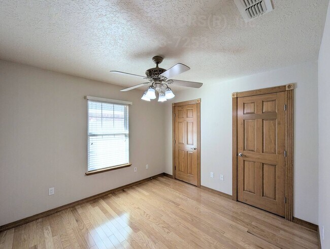 Building Photo - Luxurious Relaxation in Raintree