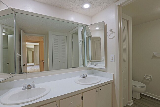 Building Photo - 1556 Park Meadows Dr