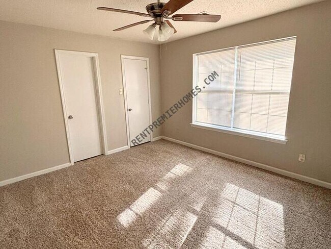 Building Photo - 20 Fox Run Dr