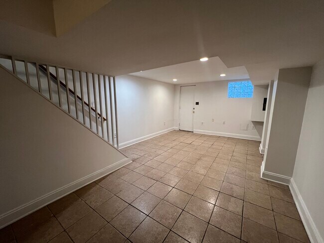 Building Photo - 1011 Hollins St