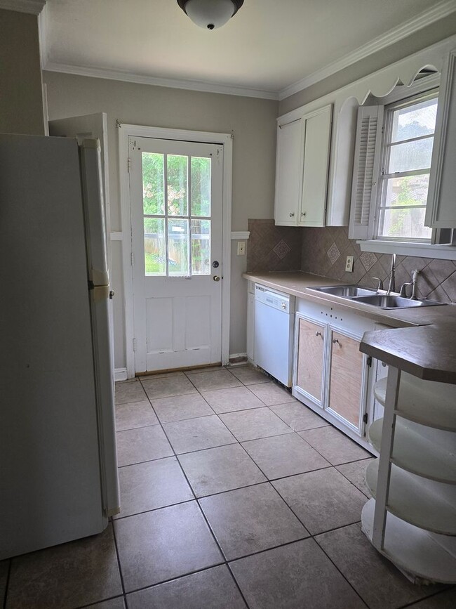 Building Photo - 3 bedroom 2 bathroom