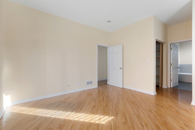 Building Photo - 622 S Oakley Blvd