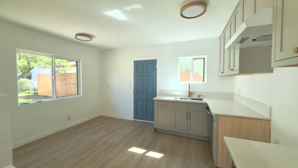 Building Photo - 492 Palisade St