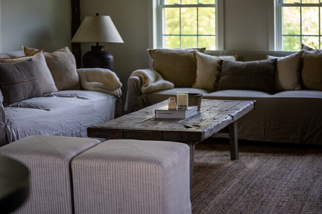 Building Photo - 740 Little City Rd