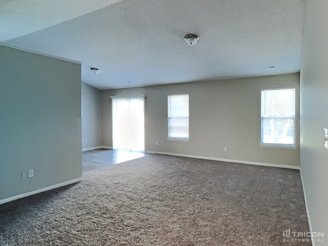 Building Photo - 2220 Lakecrest Dr