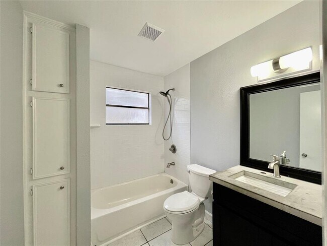 Building Photo - 32 E Bigelow Oak Ct