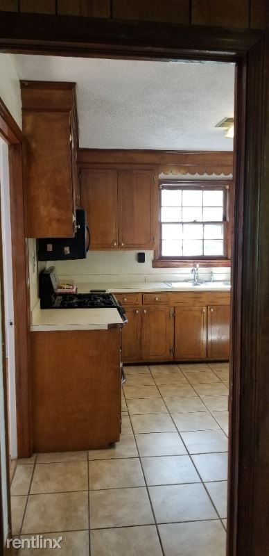Building Photo - 3 br, 2.5 bath House - 881 long Point Road