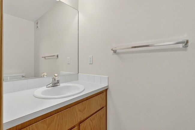 Building Photo - Great 2 story Townhome with Garage!