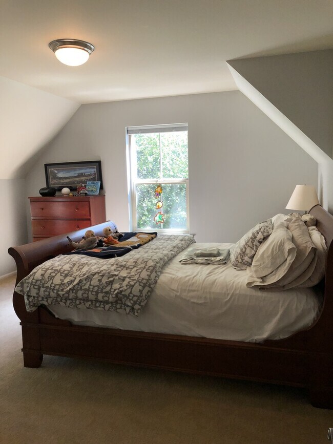 Building Photo - Gorgeous Bainbridge Estate available now.....