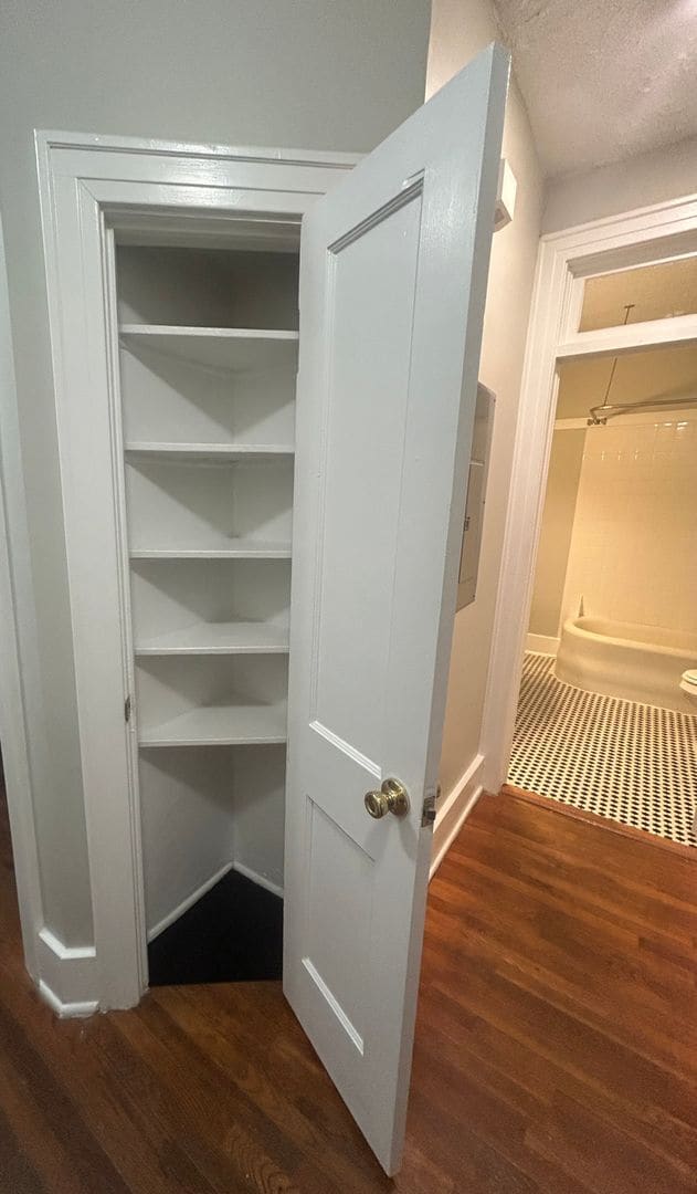 Building Photo - Quiet, Spacious 2BR/1BA