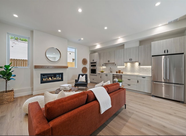Building Photo - Luxurious New 2 bed 2.5 bath Townhome in S...