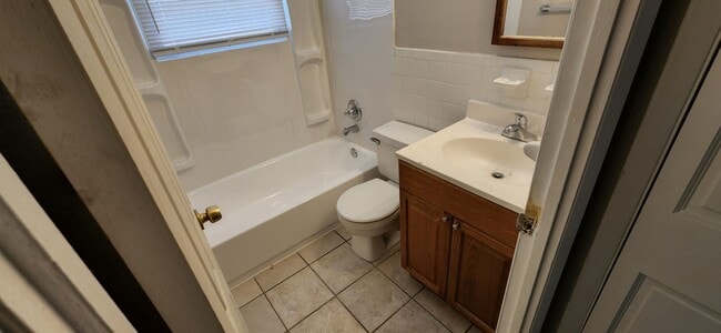 Building Photo - Lovely 3 Bedroom 1.5 Bathroom Home
