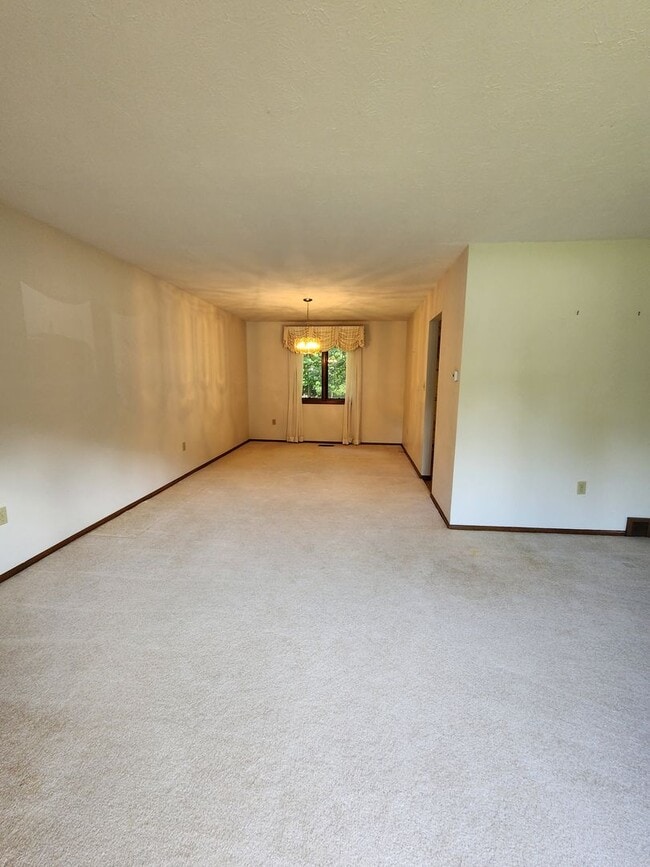 Building Photo - Spacious 3 Bedroom 3 Bathroom Home For Ren...