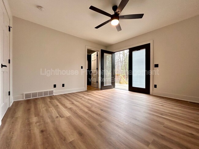 Building Photo - 1505 N Green Creek Rd