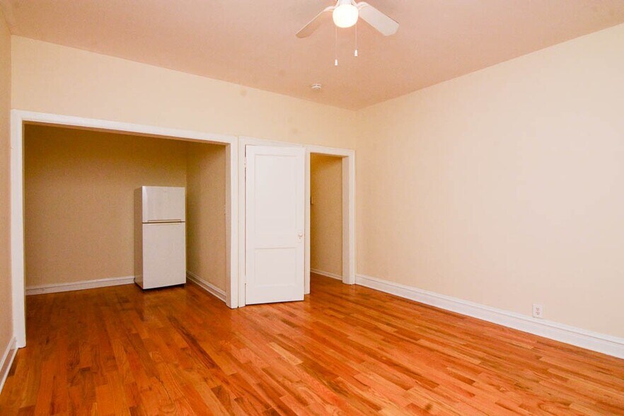 Building Photo - 544 W Wellington Ave