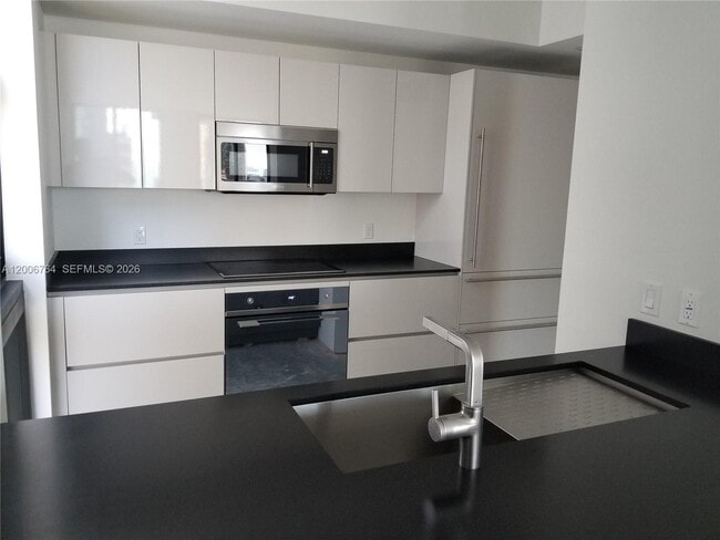 Building Photo - 1010 Brickell Ave