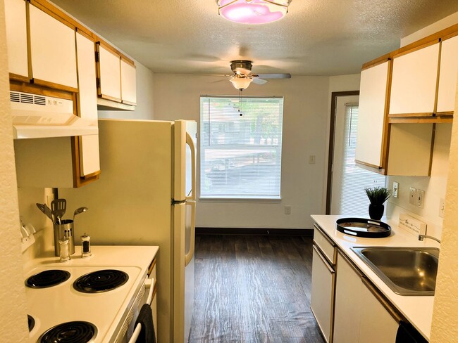 Building Photo - Amazing Top Floor 1 bedroom Apartment In L...