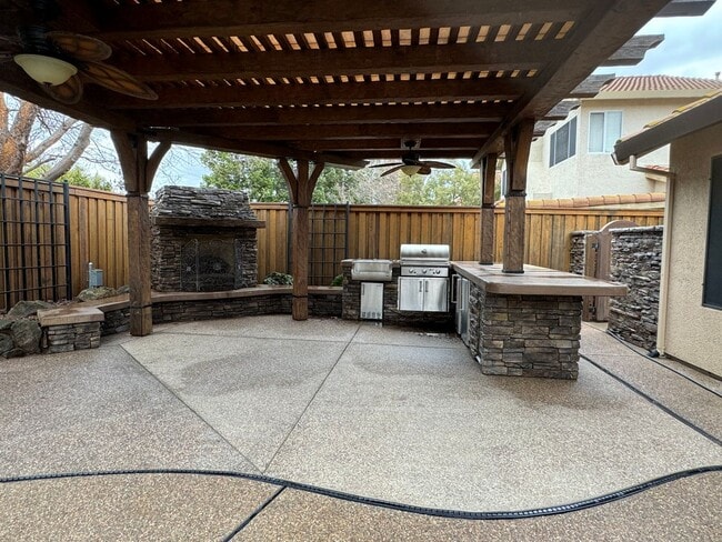 Building Photo - Immaculate home with pool & hardwood floors!