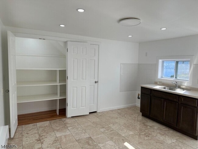 Building Photo - 10 Kipp Pl