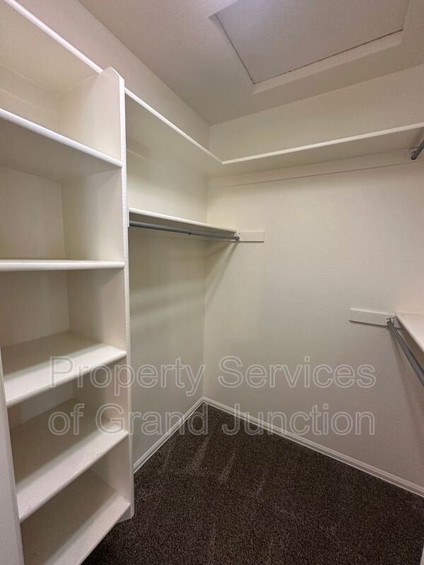 Building Photo - 448 Countryside Ln