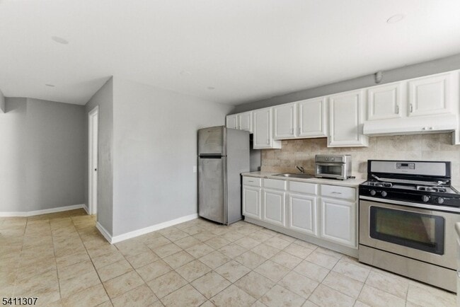 Building Photo - 467-469 Summer Avenue Unit 2