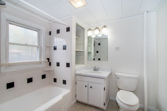 Building Photo - 34 N Maple St
