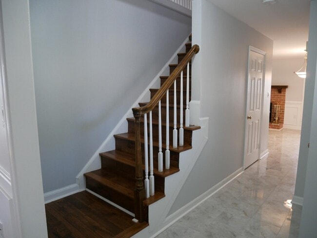Building Photo - 4 Bedroom 3.5 Bath Corner Unit Townhouse o...