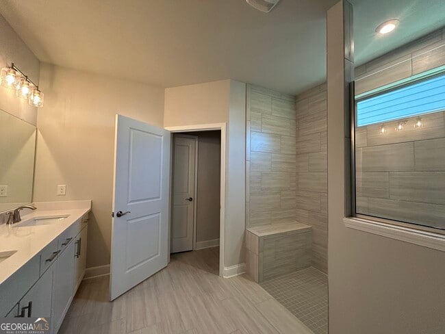 Building Photo - 450 Bandon Wy