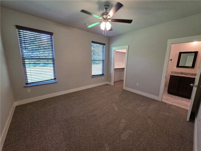 Building Photo - 13 Lockhart Ln