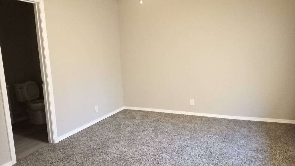 Building Photo - 4408 S Cypress Ave