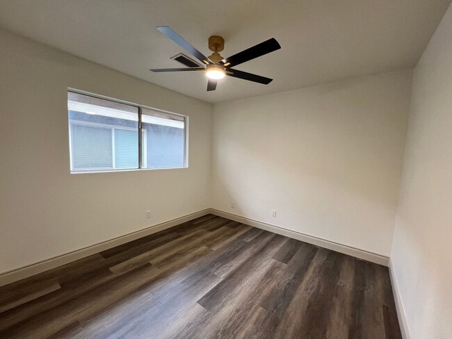 Building Photo - Riverside