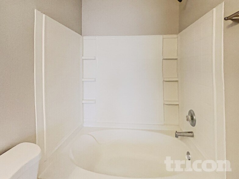 Building Photo - 2875 Ludwig Dr